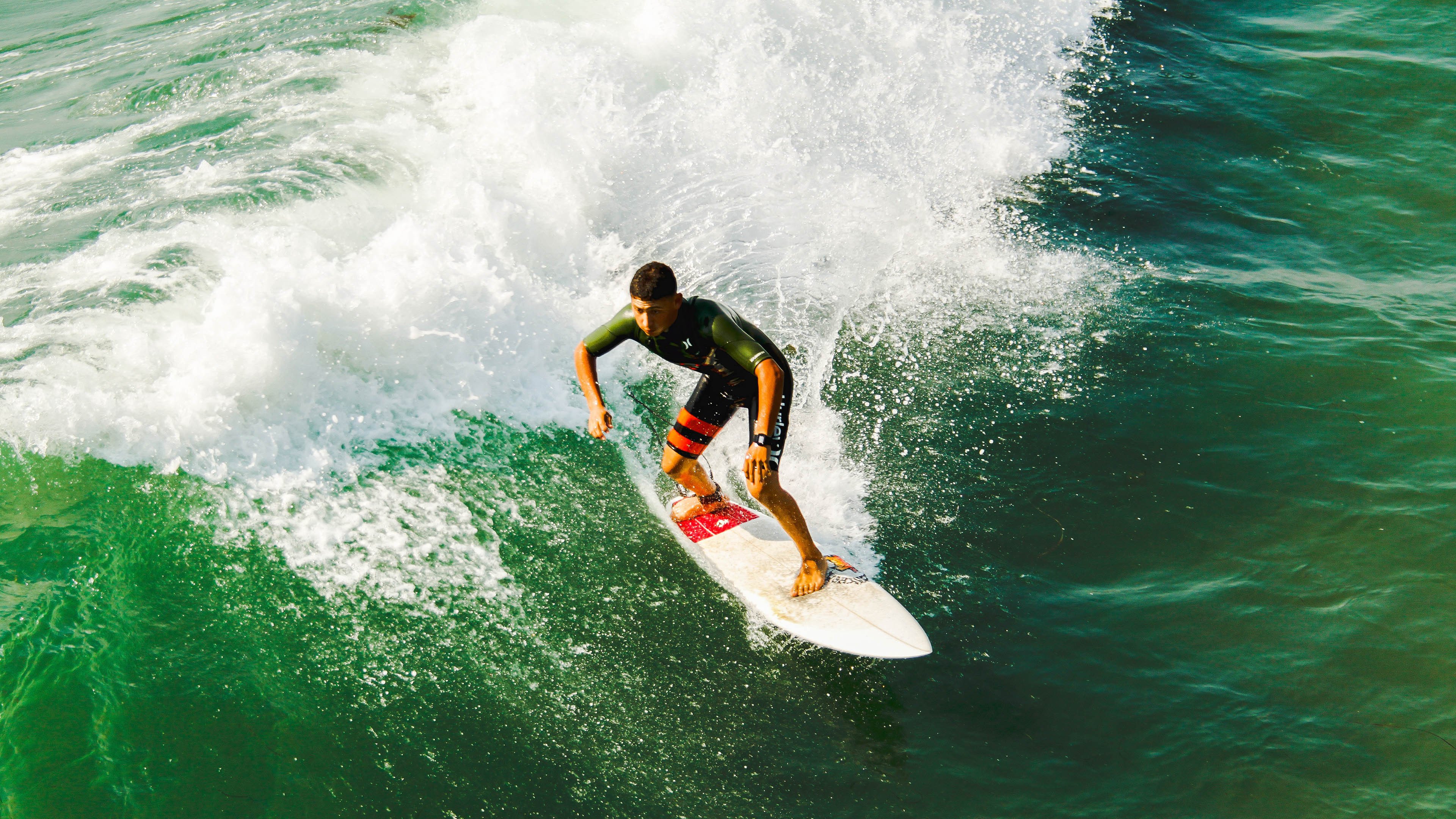 海滩排球明星挑战赛，海浪中的激情角逐，海滩打排球